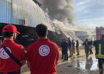 الهلال الأحمر يساند جهود الحماية المدنية والإسعاف في حريق مصنع بلاستيك بأكتوبر