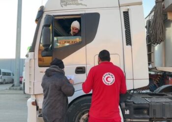 الهلال الأحمر المصري يعزز مد غزة بـ 6,700 طن مساعدات غذائية ومستلزمات شتوية