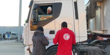 الهلال الأحمر المصري يعزز مد غزة بـ 6,700 طن مساعدات غذائية ومستلزمات شتوية