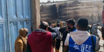 صناع الحياة عضو التحالف الوطني تشارك في الاستجابة الإنسانية لحريق منشأة ناصر