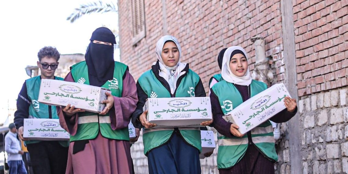 مؤسسة الجارحي تواصل توزيع المساعدات الغذائية بمحافظة الفيوم