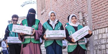 مؤسسة الجارحي تواصل توزيع المساعدات الغذائية بمحافظة الفيوم