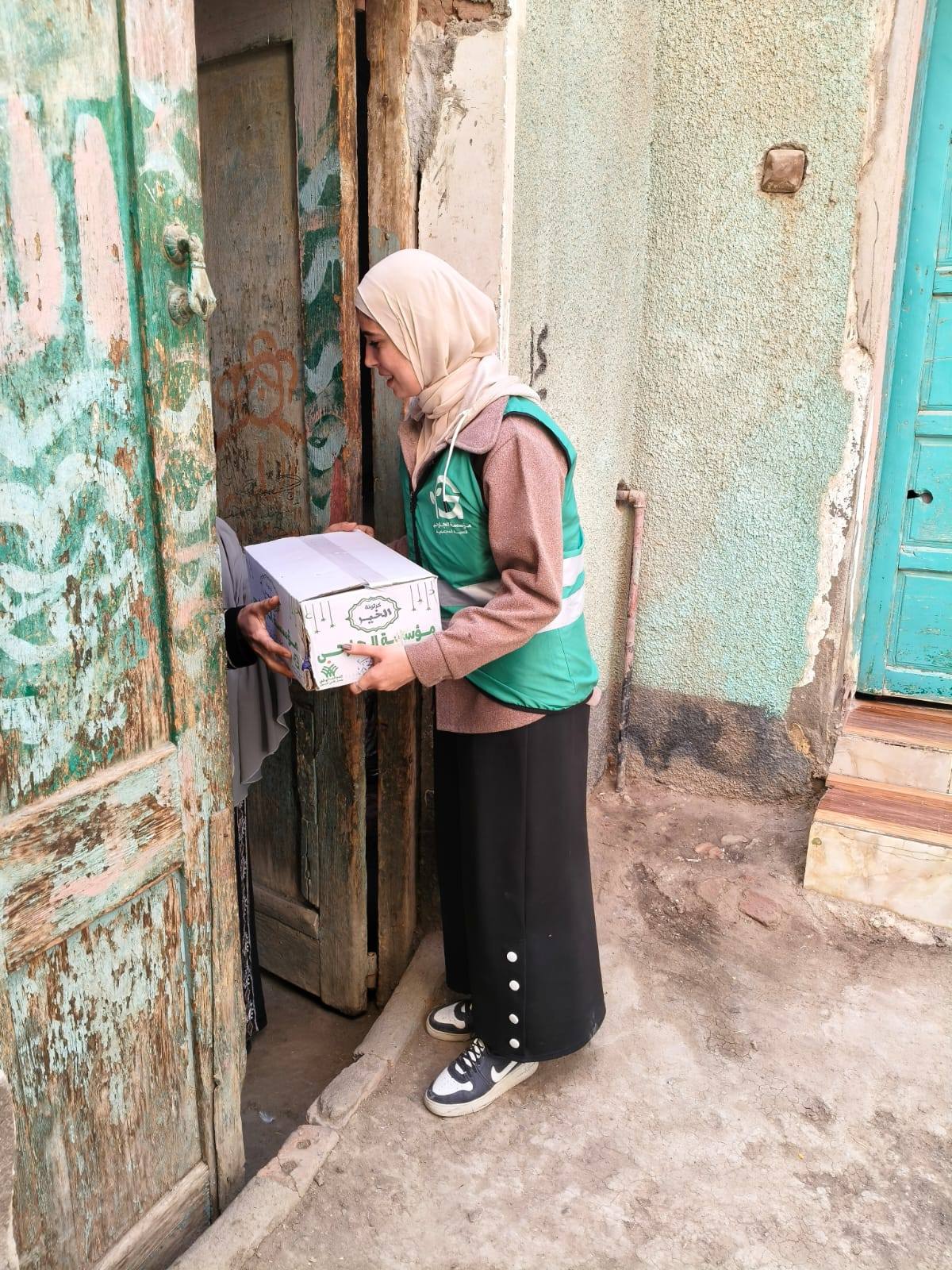 مؤسسة الجارحي تواصل توزيع المساعدات الغذائية بمحافظة الفيوم 5 بييسيبسابيس