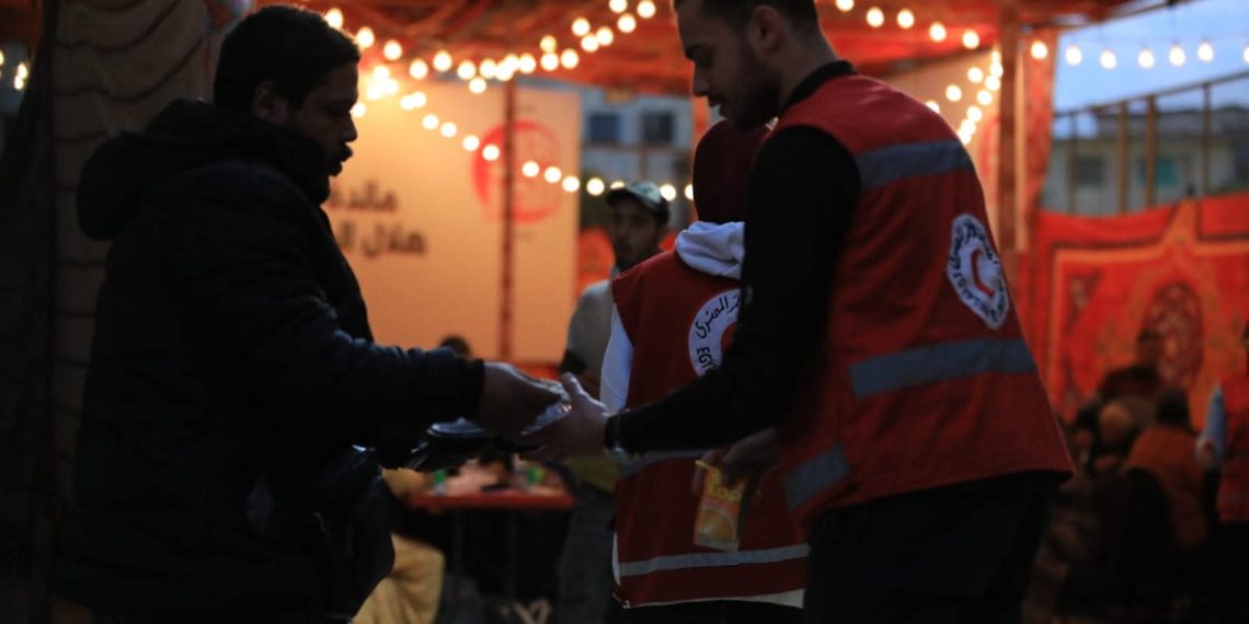 «هلال الخير» تتواصل بإقامة موائد الإفطار وتوزيع السلال الغذائية على الأسر المصرية والفلسطينية المتعففة