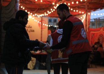 «هلال الخير» تتواصل بإقامة موائد الإفطار وتوزيع السلال الغذائية على الأسر المصرية والفلسطينية المتعففة