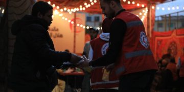 «هلال الخير» تتواصل بإقامة موائد الإفطار وتوزيع السلال الغذائية على الأسر المصرية والفلسطينية المتعففة