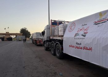 الهلال الأحمر المصري يدفع بأكثر من 197 ألف سلة غذائية عبر قافلة «زاد العزة» 