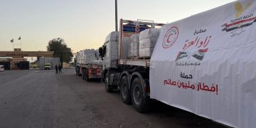 الهلال الأحمر المصري يدفع بأكثر من 197 ألف سلة غذائية عبر قافلة «زاد العزة» 