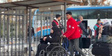 الهلال الأحمر المصري يواصل خدماته الإنسانية في استقبال وتوديع المرضى والمصابين