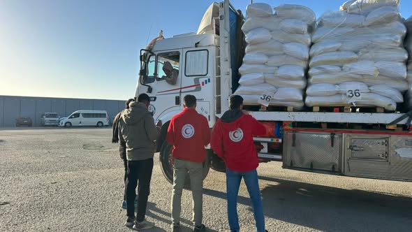 الهلال الأحمر يواصل دعمه لغزة بقافلة «زاد العزة» 136 وجهود إنسانية متواصلة بمعبر رفح