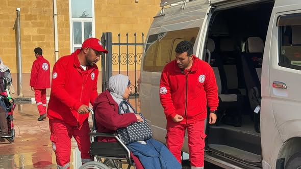 الهلال الأحمر المصري يعزز مد غزة بمواد غذائية ومستلزمات شتوية عبر قافلة «زاد العزة» 146