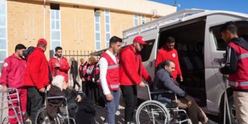 الهلال الأحمر المصري يواصل جهوده الإنسانية في استقبال الدفعة الرابعة من جرحى غزة