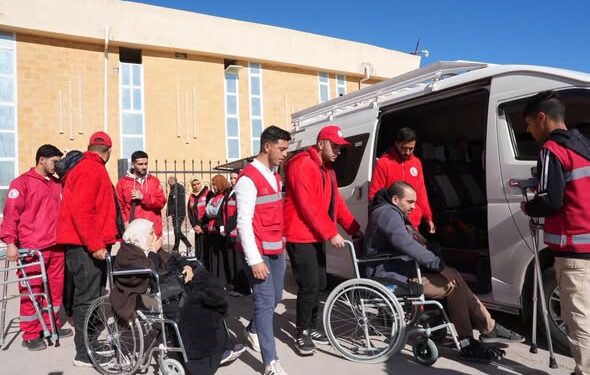 الهلال الأحمر المصري يواصل جهوده الإنسانية في استقبال الدفعة الرابعة من جرحى غزة