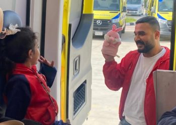 الهلال الأحمر المصري يدفع بـ 250 ألف سلة غذائية عبر قافلة «زاد العزة» 140