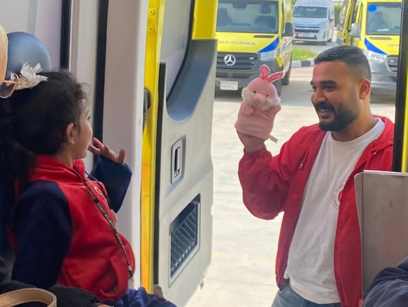 الهلال الأحمر المصري يدفع بـ 250 ألف سلة غذائية عبر قافلة «زاد العزة» 140