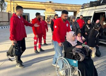 الهلال الأحمر المصري يستقبل المرضى والجرحى الفلسطينيين ويقدم «حقيبة العودة» للمغادرين