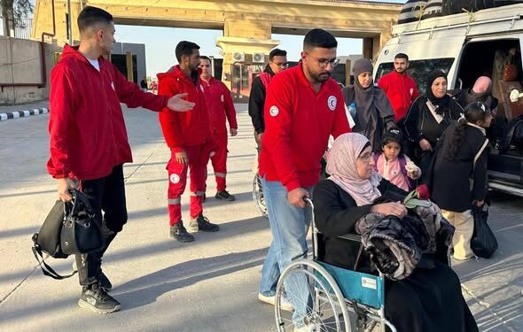 الهلال الأحمر المصري يستقبل المرضى والجرحى الفلسطينيين ويقدم «حقيبة العودة» للمغادرين 1 الهلال الأحمر المصري يستقبل المرضى والجرحى الفلسطينيين ويقدم «حقيبة العودة» للمغادرين