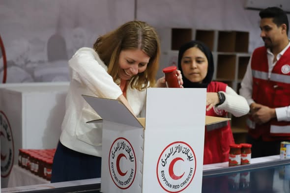 الهلال الأحمر يستقبل وزيرة الرعاية الصحية والشؤون الاجتماعية السويدية لبحث سبل التعاون لدعم غزة