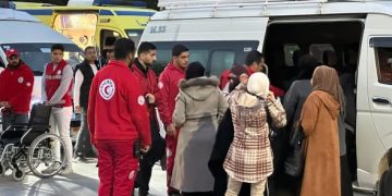 دفعة جديدة من الفلسطينيين تعود إلى غزة عبر معبر رفح بمساندة الهلال الأحمر المصري