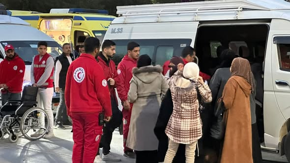 دفعة جديدة من الفلسطينيين تعود إلى غزة عبر معبر رفح بمساندة الهلال الأحمر المصري