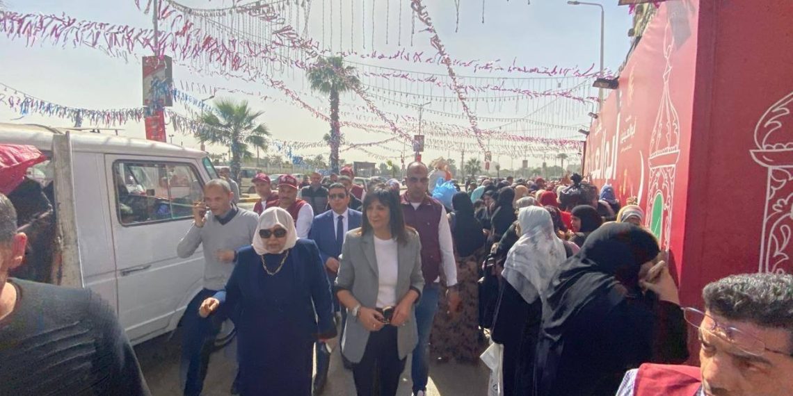 ضمن استعدادات “رمضان 2026”.. السفيرة نبيلة مكرم تشارك في تعبئة “كراتين الخير” بمؤسسة أبو العينين