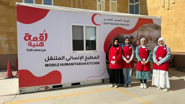 وزيرة التضامن تتابع جهود الهلال الأحمر المصري الإنسانية بمعبر رفح