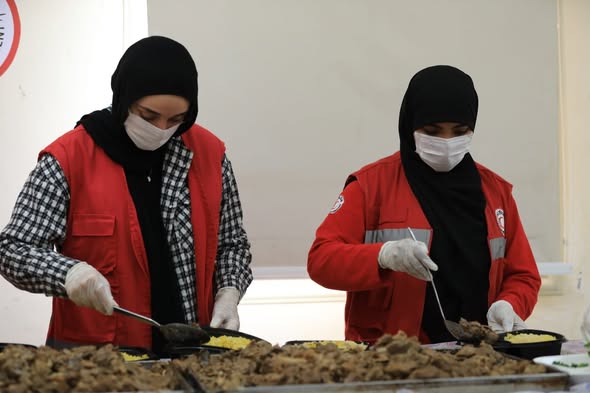 موائد الإفطار وتوزيع الوجبات تتواصل داخل مصر وقطاع غزة ضمن حملة «هلال الخير» 5 لل 1