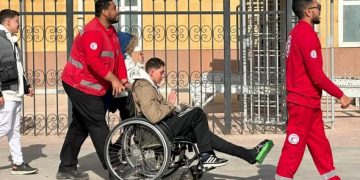 الهلال الأحمر المصري يدفع بأكثر من 180 ألف سلة غذائية ومستلزمات شتوية عبر «زاد العزة» 144