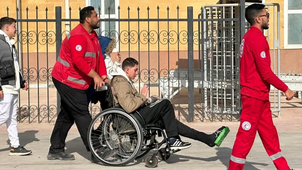 الهلال الأحمر المصري يدفع بأكثر من 180 ألف سلة غذائية ومستلزمات شتوية عبر «زاد العزة» 144