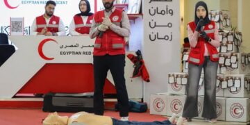 «أصدقاء خلال الرحلة»… ملف الهجرة في صدارة فعاليات الهلال الأحمر المصري بمعرض القاهرة