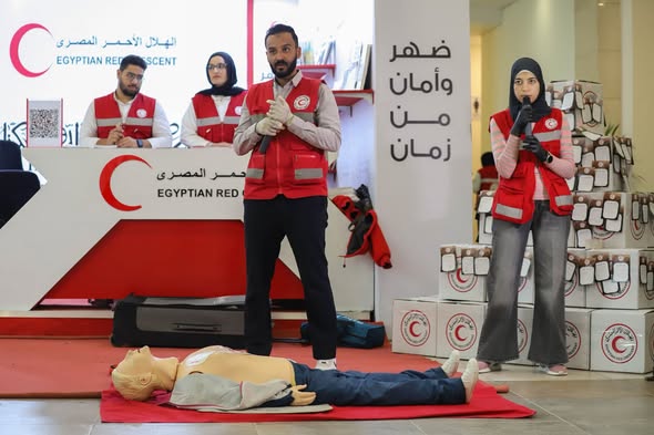 «أصدقاء خلال الرحلة»… ملف الهجرة في صدارة فعاليات الهلال الأحمر المصري بمعرض القاهرة