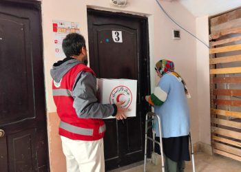 الهلال الأحمر المصري يواصل إقامة موائد الإفطار وتقديم الوجبات للأسر الأولى بالرعاية