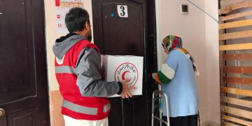 الهلال الأحمر المصري يواصل إقامة موائد الإفطار وتقديم الوجبات للأسر الأولى بالرعاية