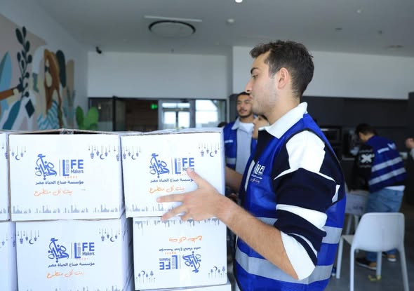 صناع الحياة توزع 1000 كرتونة غذائية
