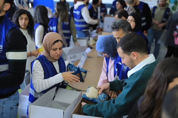 صناع الحياة توزع 1000 كرتونة غذائية