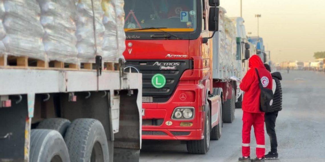 الهلال الأحمر المصري يدفع قافلة «زاد العزة» 149 حاملة نحو 1,850 طنًا من المساعدات الإنسانية لغزة