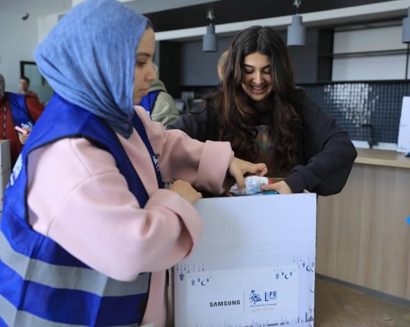 صناع الحياة توزع 1000 كرتونة غذائية