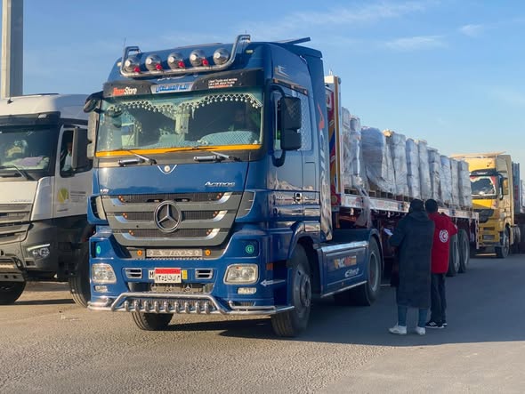 الهلال الأحمر المصري يطلق قافلة زاد العزة إلى غزة 1