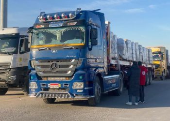 الهلال الأحمر المصري يطلق قافلة «زاد العزة» إلى غزة