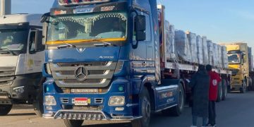 الهلال الأحمر المصري يطلق قافلة «زاد العزة» إلى غزة