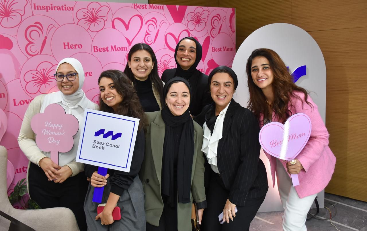 بنك قناة السويس يُنظم سلسلة معارض لموظفاته ويوزع هدايا تذكارية تقديرًا لدورهن 7 بسيشيسشب