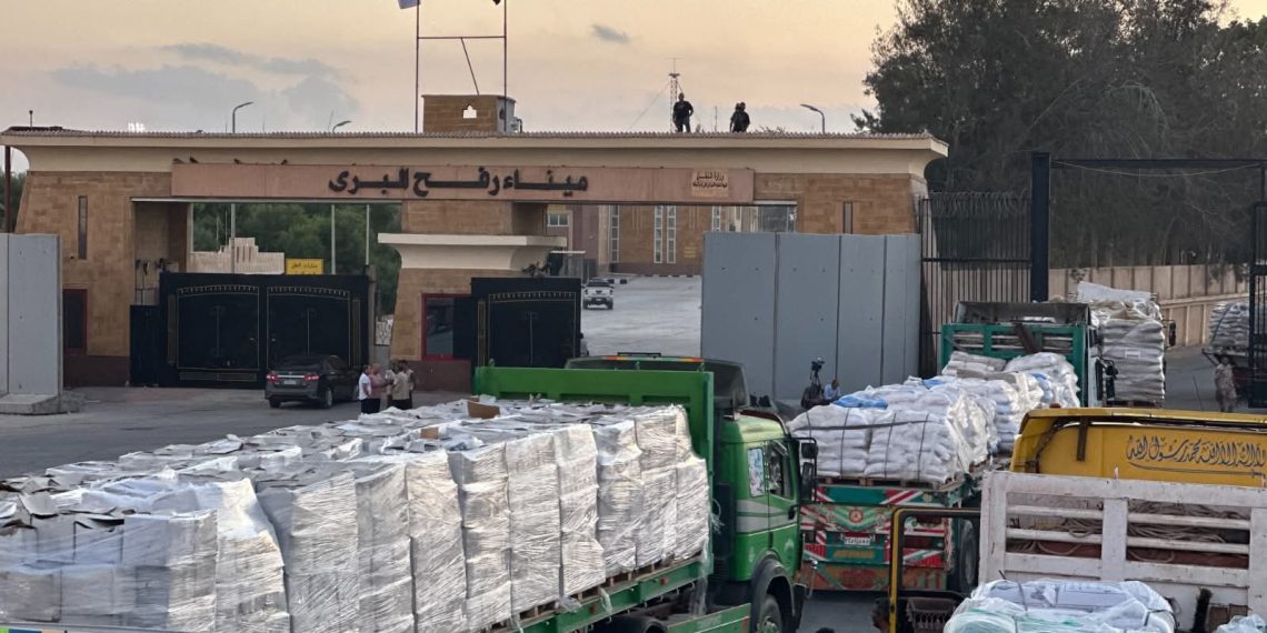 الهلال الأحمر المصري يدفع بـ 86 ألف سلة غذائية ومساعدات شتوية عبر قافلة «زاد العزة»