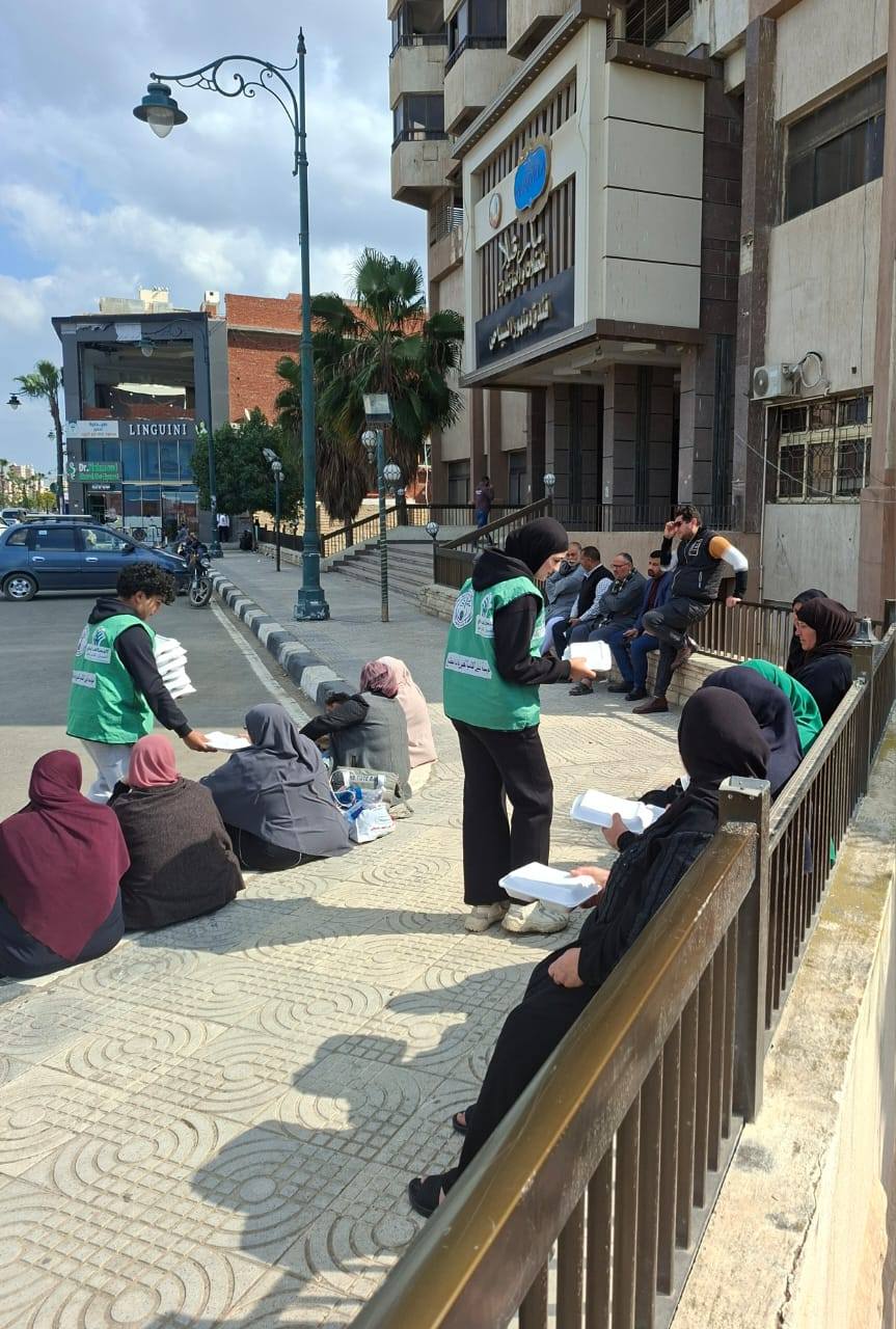 مؤسسة نبيل الكاتب الخيرية توزع 2500 وجبة غذائية