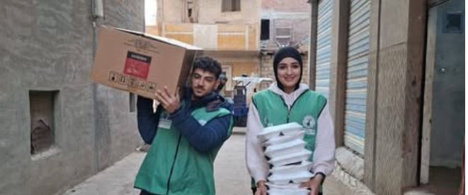 مؤسسة نبيل الكاتب الخيرية لتنمية المجتمع توزع وجبات جاهزة وكراتين مواد غذائية بالبحيرة