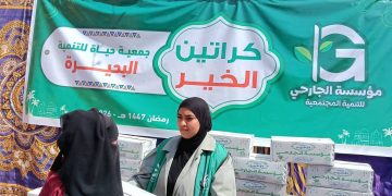 مؤسسة الجارحي تواصل توزيع كراتين المواد الغذائية للأسر الأولى بالرعاية بالبحيرة والإسكندرية
