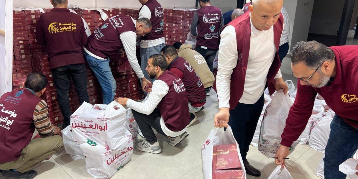 مؤسسة أبو العينين توزع كعك العيد