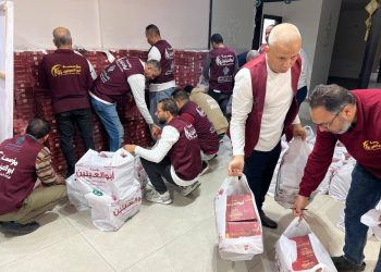 مؤسسة أبو العينين توزع كعك العيد