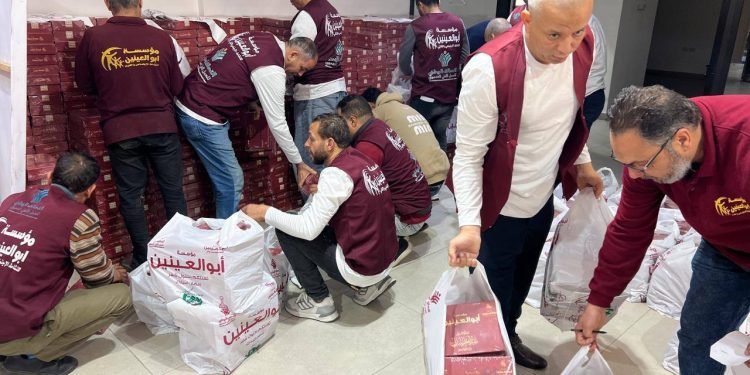 مؤسسة أبو العينين توزع كعك العيد