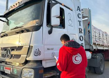 الهلال الأحمر المصري يدفع بأكثر من 85 ألف سلة غذائية ومستلزمات شتوية إلى الأشقاء الفلسطينيين 2 الهلال الأحمر المصري يدفع بأكثر من 85 ألف سلة غذائية ومستلزمات شتوية إلى الأشقاء الفلسطينيين