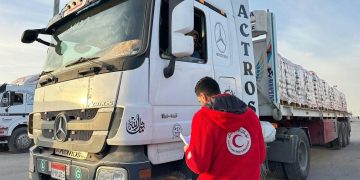 الهلال الأحمر المصري يدفع بأكثر من 85 ألف سلة غذائية ومستلزمات شتوية إلى الأشقاء الفلسطينيين